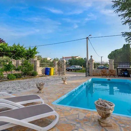 Holiday home Domi, A Wonderful And Cozy Retreat Near Pula *
